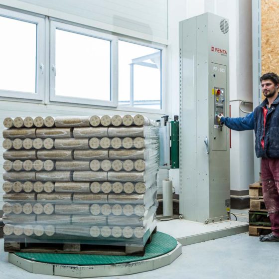 Paletu briket Hard a Premium poté technik pomocí automatické baličky zajistí fólií tak, aby se ani jedna cestou nerozbila